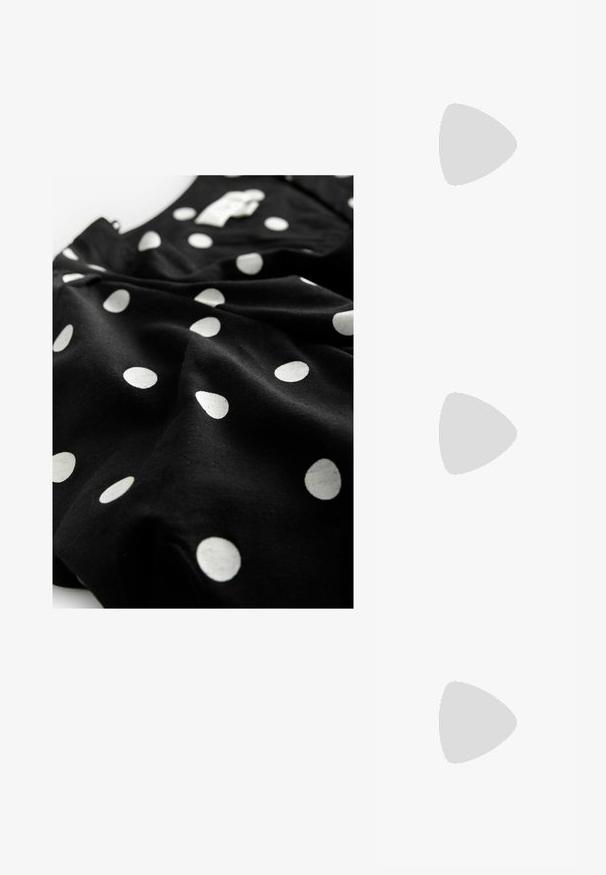 Next V-NECK PUFF SLEEVE MINI - Paitamekko - black spot; Musta slingback-kitten-korko, jossa on terävä kärki ja pieniä mustia niittejä, jotka peittävät päämateriaalin.; Ruskea tekoturkislaukku, jossa on kerätty muotoilu ja kiristysnauha. Pehmeä tekstuuri, pyöreä muoto ja minimalistinen tyyli.; Kultaketjut korvakorut, joissa on kierretystä muotoilusta valmistettu solmu. Jokaisessa korvassa on pyöreä, kirkas tausta varman käyttömukavuuden takaamiseksi.