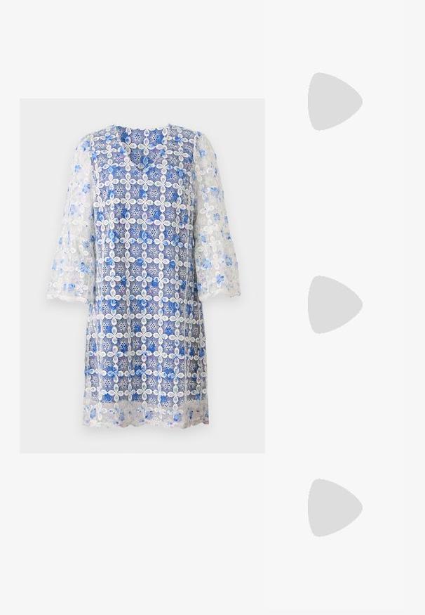 Vestido de encaje con un patrón floral azul y intrincados bordados en blanco, escote en V y mangas de tres cuartos.; Zapato de tacón alto con punta afilada en una combinación de colores plateado, dorado y nude. Acabado brillante con diseño recortado, que presenta un tacón de aguja.; Bolsa de pouch metálica plateada con una forma suave y redondeada y un cierre en la parte superior con un nudo. Hecha de un material de imitación de cuero suave.; Pendientes de aro de plata con diseño retorcido, que presentan un acabado pulido y cierre de presión. Miden aproximadamente 3 cm de diámetro.