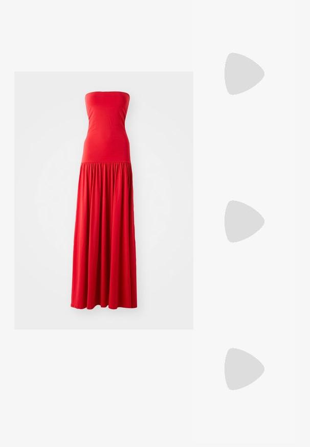 Sarkans strapless maksi kleita ar pieguļošu augšdaļu un savilkta, plūstoša svārku daļa. Izgatavota no gludas, vieglas auduma.; Tory Burch MELLOW MARY JANE - Iešļūcenes - perfect black/gold; Melnā rokassomiņa, kas izgatavota no teksturētas ādas, ar dimanta rakstu, zelta toņa ķēdes siksnu un augšējo rokturi ar logo reljefā slēgšanu.; Zelta tonis auskari ar plūstošu, izliekta dizaina formu. Katrs auskar ir ar gludu virsmu un nelielu aizdari ar dekoratīvu detaļu.