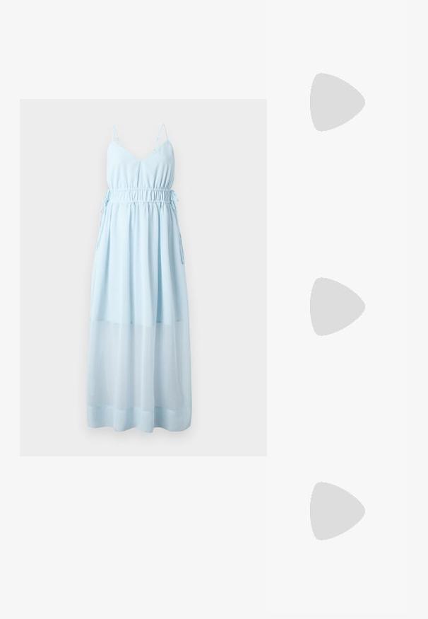 Jasnoniebieska, bezrękawnikowa sukienka maxi z dekoltem w serek, elastycznym pasem i zwiewną, przezroczystą dolną warstwą. Regulowane ramiączka i miękka tekstura materiału.; Biała bawełniana koszulka z dużą, jasnoczerwoną grafiką homara na przodzie. Krótkie rękawy i standardowy okrągły dekolt.; Białe wysokie trampki z płótna z czarną gumową podeszwą, przednim czubkiem z gumy i sześcioma dziurkami na sznurowadła, charakteryzujące się prostym, minimalistycznym designem.; Czerwona skórzana torebka o kanciastym, geometrycznym designie. Posiada jedną regulowaną rączkę oraz zapięcie na klapę z przeszyciami.