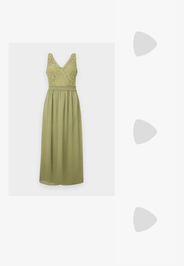 Robe vert olive avec un corsage en dentelle, décolleté en V et une taille marquée. Jupe fluide tombant à mi-mollet, avec un tissu texturé.; Escarpins slingback en cuir verni noir avec un bout pointu et un petit talon bloc, mettant en avant un accent en boucle argentée sur la sangle.; Sac à main en cuir noir avec une forme courbée, bandoulière amovible et des accessoires en or. Le sac est doté d'un rabat avec un détail de boucle.; Boucles d'oreilles dorées présentant des formes texturées et ondulées. Comprend des clips sculpturaux et un design de créoles ouvertes avec une finition martelée.
