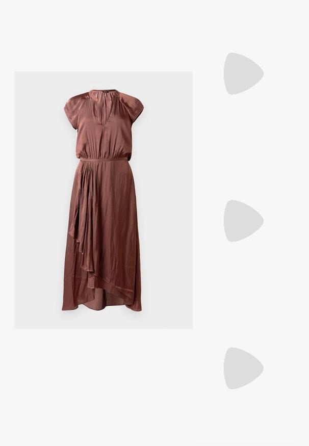 Brązowa midi sukienka z gładkiego materiału, z krótkimi rękawami typu cap, plisowanym pasem i asymetrycznym hemline o zwiewnym kroju.; Brązowe skórzane klapki na wysokim obcasie z odkrytymi palcami o eleganckim wzornictwie, z szerokim przednim paskiem i smukłym obcasem typu stiletto.; Brązowa torebka z zamszu z pikowanym wzorem, prostokątnym kształtem, złotymi akcentami i regulowanym paskiem na ramię.; Para nieregularnych, owalnych kolczyków ze złotego metalu o teksturowanej, lekko młotkowanej powierzchni na białym tle.