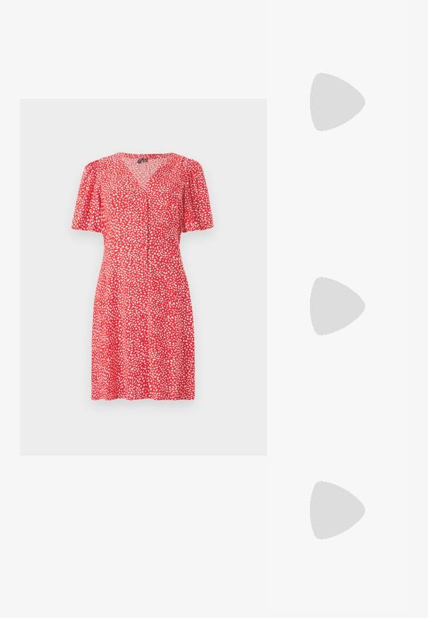Rode jurk met een V-hals en korte pofmouwen. Het heeft een witte stippenpatroon en knoopdetails langs de voorkant. Lichte stof.; Witte katoen t-shirt met een grote, felrode kreeftenprint op de voorkant. Korte mouwen en een standaard ronde hals.; Witte high-top canvas sneakers met een zwarte rubberen zool, een rubberen neuskap aan de voorkant en zes gaatjes voor veters, met een schone, minimalistische uitstraling.; Rode leren handtas met een hoekig, geometrisch ontwerp. Beschikt over een enkele verstelbare schouderriem en een klepclosure met gestikte details.