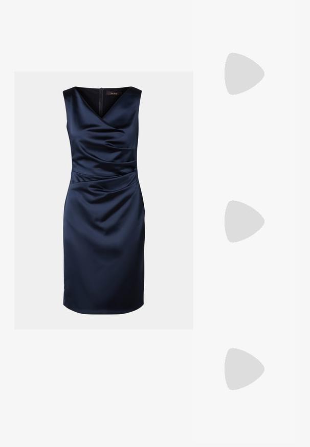 Abito satinato blu navy con scollatura a V, design senza maniche, dettagli arricciati in vita e chiusura con zip discreta sul retro.; Slingback con tacco in vernice nera con punta affusolata, caratterizzato da una stampa a serpente testurizzata, cinturino regolabile e un tacco corto e testurizzato.; Borsa a tracolla nera in pelle con due tasche frontali, fibbie dorate, chiusura con zip e una tracolla sottile. Superficie texturizzata e forma rettangolare compatta.; Orecchini a cerchio in metallo color oro con forma curva ed allungata. Presentano una superficie liscia e lucida e una punta arrotondata per un tocco di dettaglio in più.