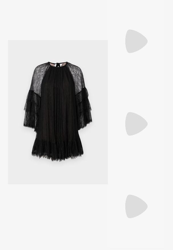 Alice + Olivia DELIA RUFFLE TUNIC DRESS - Kasdienė suknelė - black; Juodos aukštakulnės sandalai pasižymi plonyčiais dirželiais su mazgo dizainu, lygiu kvadratiniu pirštu ir elegantišku stiletto kulnu.; Šviesiai pilka metalinė rankinė su grandinėlės dirželiu, papuošta mažais apvaliais metaliniais smeigėmis ir trikampiu prekės ženklu.; Sidabrinės auskarai žiedai su lygiu, blizgiu paviršiumi. Suapvalinta forma, lengvas dizainas, su uždarymu ant smeigtuko.