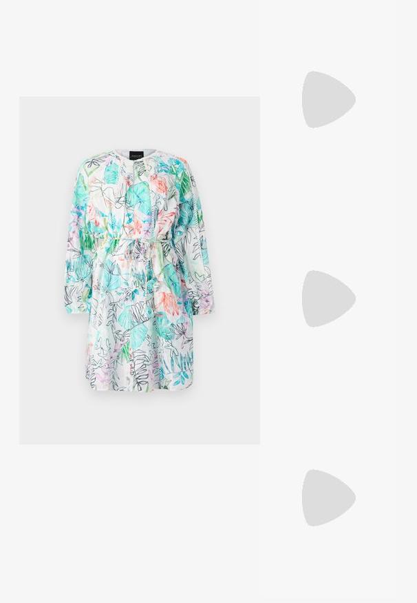 Gėlių suknelė, turinti žalių, rožinių ir mėlynų raštų mišinį ant baltos fono. Ilgos rankovės, su raišteliu reguliuojama juosmens linija, lengvas audinys.; Juodas smailus slingback batelis su žemu kulnu, pagamintas iš lygaus odos paviršiaus ir su išpjovomis šone, užtikrinančiomis oro pralaidumą.; Juoda rankinė su dviem trumpais rankenėlėmis ir nuimamu petį. Lygaus odos tipo medžiaga su užtrauktuku ir logotipo detale.; Sidabrinės auskarai žiedai su lygiu, suapvalintu dizainu ir blizgiu paviršiumi. Turi minimalistišką formą su nedideliu atidarymu.