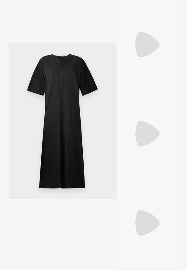 Crna haljina ležernog kroja, kratkih rukava, V-izreza i prednjeg zatvarača na patent. Izrađena od glatkog materijala s dužinom do koljena.; Crne sandale s trakama, kvadratnim prstom i niskom blok petom. Ima više tankih trakica i podesivu trakicu oko gležnja. Izrađene su od glatke kože.; Crna kožna torba preko tijela s glatkom teksturom, pravokutnim oblikom i metalnim lancem na prednjoj strani. Uključena je podesiva naramenica.; Srebrna dvostruka prsten s glatkom, poliranom površinom. Karakterizira ga fluidan, zakrivljen dizajn s preklapajućim sekcijama za moderan izgled.