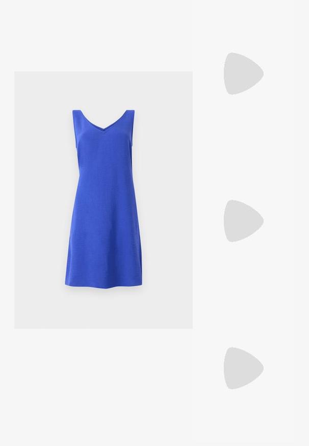 Plava haljina bez rukava s V-izrezom, A-linija kroja i teksturiranom tkaninom. Bez izraženih uzoraka ili akcenata. Minimalistički dizajn.; Bijela majica bez rukava s okruglim izrezom. Izrađena je od glatkog materijala, nudi opušteni kroj i minimalistički dizajn. Bez uzoraka ili ukrasa.; Bijela sandala na visokoj potpetici s debelim petom, s remenom i vezanjem oko gležnja. Glatka tekstura s platformom sprijeda za dodatnu visinu.; Bijela sintetička torbica s trokutastim oblikom, ravnim prednjim poklopcem i detaljem u obliku mašne, podesivom remenom, glatkom teksturom i minimalističkim dizajnom.