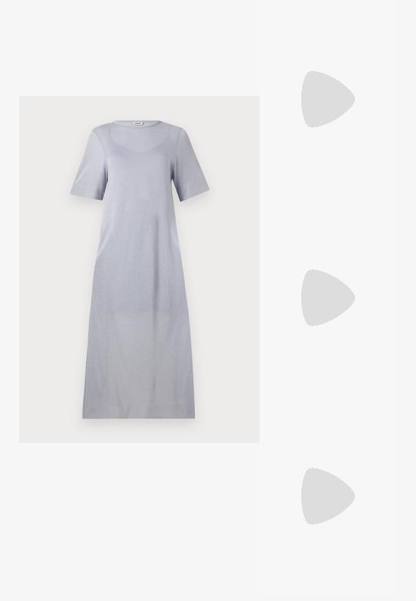 Robe mi-longue à manches courtes de couleur gris clair, confectionnée dans un tissu doux avec une texture lisse et un col rond, présentant une coupe décontractée.; Escarpin slingback en vernis noir avec un bout pointu, présentant un imprimé serpent texturé, une sangle réglable et un petit talon bloc texturé.; Lunettes de soleil noires en forme de cat-eye avec un design angulaire, portées avec une veste matelassée olive à col et à motif en losanges.; Sac à main en cuir noir avec une bandoulière en chaîne dorée, présentant une texture lisse, une forme rectangulaire et une marque embossée à l'avant.