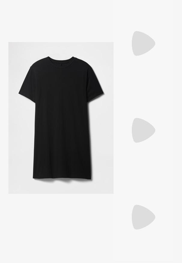 Camiseta negra de manga corta confeccionada en algodón, con un diseño clásico de cuello redondo y un dobladillo recto, con una textura suave y mate.; Tacones slingback metálicos dorados con punta afilada y tacón grueso. Textura suave, diseño minimalista y una correa estrecha.; Bolso de piel negra con forma curva, correa desmontable y herrajes dorados. El bolso cuenta con una solapa con un detalle de hebilla.; Anillo en tono dorado con un diseño orgánico y retorcido, con una textura suave y extremos cónicos, creando una apariencia moderna y escultórica.