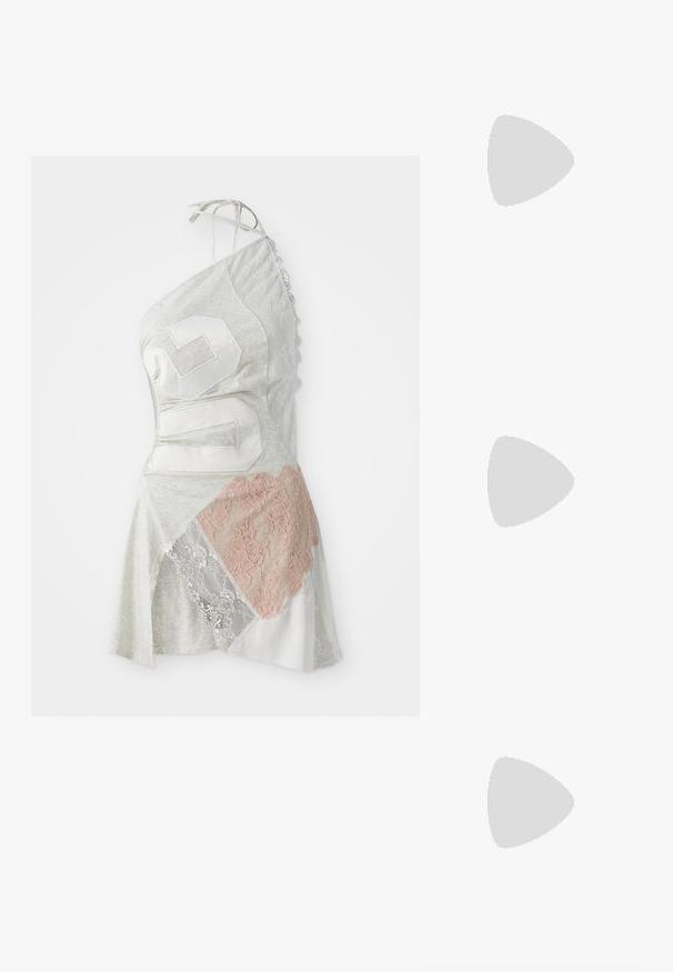 Asimetrisks kleita ar pelēku audumu un pārlikumu dizainu, ietverot baltas un bālganas rozā mežģīņu akcentus, kā arī lielu baltu numuru 26.; Zeltaini, metāla kurpes ar siksniņām, norakans purngalis un masīla papēdis. Gluda tekstūra, minimālisma dizains un šaura siksna.; Melna ādas crossbody soma ar gludu faktūru, taisnstūrveida formu un metalizētu ķēdes detaļu priekšā. Iekļauta regulējama siksna.; Zelta tonī veidotas auskaru piekariņi ar ovālu izgriezumu caurspīdīgām kristālēm, kuras ieskauj mazākas caurspīdīgas akmeņu daļiņas, ar āķveida dizainu drošai valkāšanai.