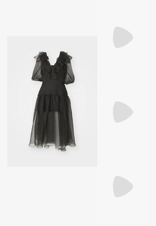 Custommade JAQUELINA czarny; Czarne sandały na wysokim obcasie mają cienkie paski z węzłowym wzorem, gładki, kwadratowy czubek i smukły obcas w stylu szpilki.; Jasnoszara metaliczna torebka na łańcuszku, ozdobiona małymi okrągłymi metalowymi ćwiekami oraz trójkątnym logo marki.; Srebrne metalowe kolczyki o gładkim, kroplowym kształcie i wypolerowanym wykończeniu. Delikatne grawerunki dodają szczegółów. Minimalistyczny design.