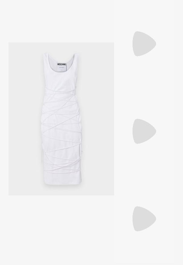 Rochie albă fără mâneci, cu o decolteu rotund, având un design unic cu accente de țesătură răsucită și slituri laterale pentru un detaliu suplimentar.; Sandale cu toc metalic aurie, cu o curea lată peste degete, curea pentru gleznă cu cataramă și toc pătrat. Textură netedă, detalii minime.; Geantă de umăr din piele maro cu un design relaxat, accente aurii și cusături albe contrastante, ținută de o persoană îmbrăcată în blugi.; Cercei tip hoop, cu inele împletite din aur și argint, având un accent din zirconiu cubic transparent și o bandă texturată pe unul dintre inele.