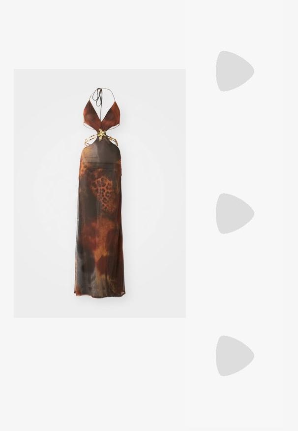 Caurspīdīgs maxi kleita ar halter kakla dizainu, brūnas un oranžas abstraktas raksta, zelta furnitūra jostasvietā un plūstoša silueta.; Melnā patentēta ādas sandale ar norādītu purngalu, potītes siksniņām ar sudraba sprādzēm un aparatūru, kā arī smalku papēdi.; Zelta metāla somiņa ar strukturētu dizainu, gludu tekstūru un regulējamu siksniņu. Iezīmējas ar unikālu trīsstūrveida formu un minimālistisku šuvumu.; Zelta-tonēti auskari ar gludu, pulētu apdari. Iezīmē pusapaļa forma un droša aizdare uz stieņa.