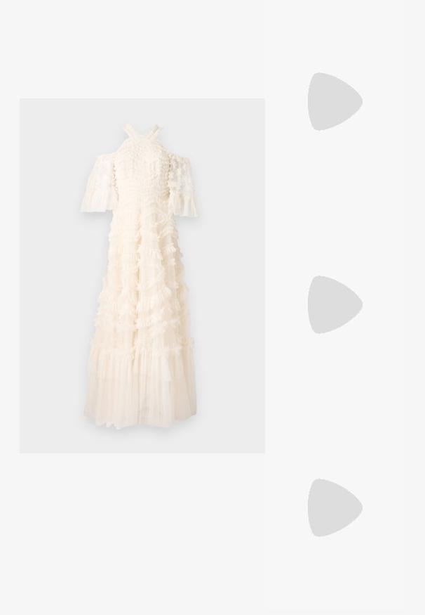 Robe blanche avec tissu froncé, manches dénudées, et jupe fluide. Design texturé avec des volants superposés et des éléments translucides.; Escarpin en cuir noir à petit talon en forme de kit avec embout pointu argenté et doubles sangles à boucle sur fond blanc.; Sac en cuir noir porté en travers avec deux poches avant, boucles dorées, fermeture zippée et une sangle fine. Surface texturée et forme rectangulaire compacte.; Boucles d'oreilles en or lumineux avec un cristal rectangulaire transparent pendent sous une rangée de petits accents ronds transparents. Design élégant et moderne.