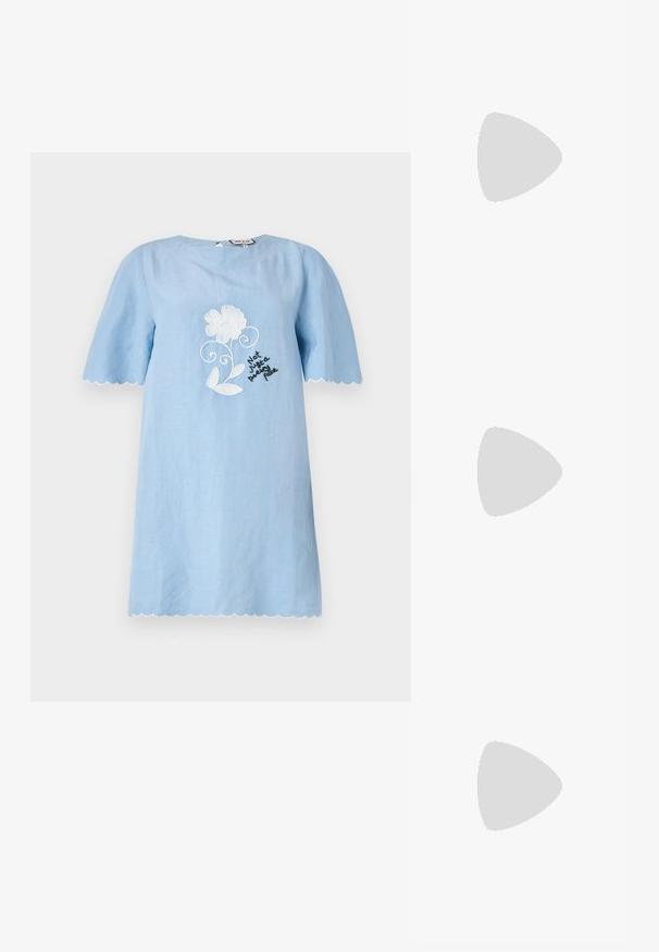 Helles blaues kurzärmeliges Kleid mit gewelltem Saum, das weiße Blumendekorationen und schwarzen Text mit der Aufschrift "Nicht nur ein hübsches Gesicht" zeigt.; Damen-Slingback-Schuhe mit Leopardenmuster, niedrigem Blockabsatz und goldener Schnalle am Seitenriemen, im Seitenprofil auf einem schlichten Hintergrund dargestellt.; Schwarz schildpattfarbene Sonnenbrille mit rechteckigen Gläsern, braunem Farbton, dickem Rahmen und goldenen Doppel-G-Logo-Details an den Schläfen.; Schwarze Lederhandtasche mit Nietenakzenten, rechteckiger Form, zwei Vordertaschen und einem gebogenen Tragriemen. Details mit Schnallen- und Druckknopfverschluss.