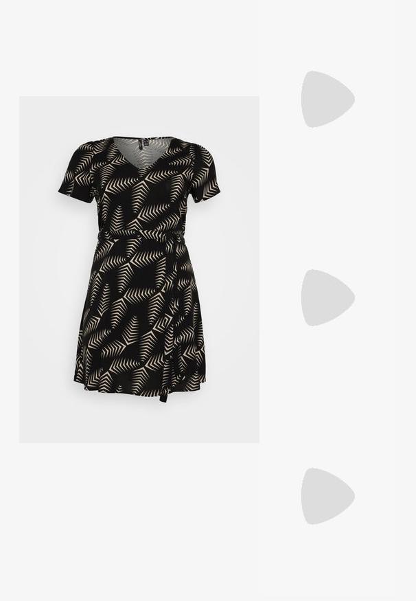 Vero Moda Curve VMCEASY DRESS - Robe de jour - black; Escarpin à talon aiguille en cuir verni noir avec un bout pointu, un talon bloc rectangulaire et des accents en métal doré.; Sac à main en cuir noir avec une forme courbée, bandoulière amovible et des accessoires en or. Le sac est doté d'un rabat avec un détail de boucle.; Boucles d'oreilles en ton argent, au design en anneau torsadé, présentant une surface texturée et des détails nervurés, sécurisées par une fermeture à tige.