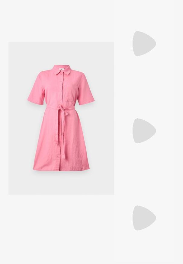 Abito camicia in lino rosa con maniche corte, chiusura con bottoni frontale e cintura da annodare in vita. Presenta una tasca sul petto e una vestibilità comoda.; Sandalo beige con due ampie cinghie in suede, un'apertura curva e una suola in gomma nera con battistrada testurizzato per una migliore aderenza.; Occhiali da sole tartarugati con lenti marroni, forma rettangolare, aste sottili e design del telaio elegante. Materiale leggero con una superficie liscia.; Borsa intrecciata color cammello con manico arrotondato, realizzata in morbida pelle. Presenta una chiusura con zip e un intricato motivo a cesto.