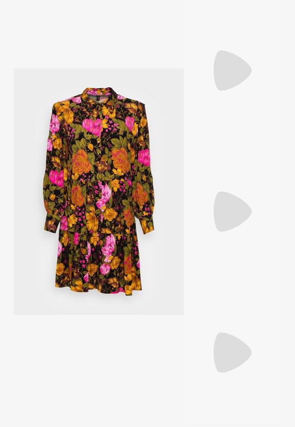 YAS YASAPOLLA SHIRT DRESS - Vestido camiseiro - black apolla; Sapato slingback preto em pele patentada com bico apontado, tiras no tornozelo apresentando fivelas e acessórios prateados, e um salto elegante.; Bolsa de couro preta com forma curva, alça destacável e detalhes em dourado. A bolsa possui uma aba com detalhe de fivela.; Brincos em tom de ouro com formas onduladas e texturizadas. Inclui studs escultóricos com presilha e um design de argola aberta com um acabamento martelado.