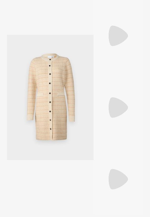 VILA VIAUDREY DRESS - Sarafanas - birch/doe skin; Juodos aukštakulnės šlepetės su keliais perrištomis juostelėmis. Lygi medžiaga, smailas nosis ir siauras kulnas. Reguliuojama kulkšnies juostelė su sagtimi.; Rudos tortoiseshell saulės akinius su vintage katės akies forma ir rudais objektyvais. Ypatybės - lenkti petnešos su raudonomis akcentais.; Aukso auskarai su lygiu, blizgiu paviršiumi. Apvalus dizainas su maža užrakto dalimi ir skaidria atrama saugiam nešiojimui.