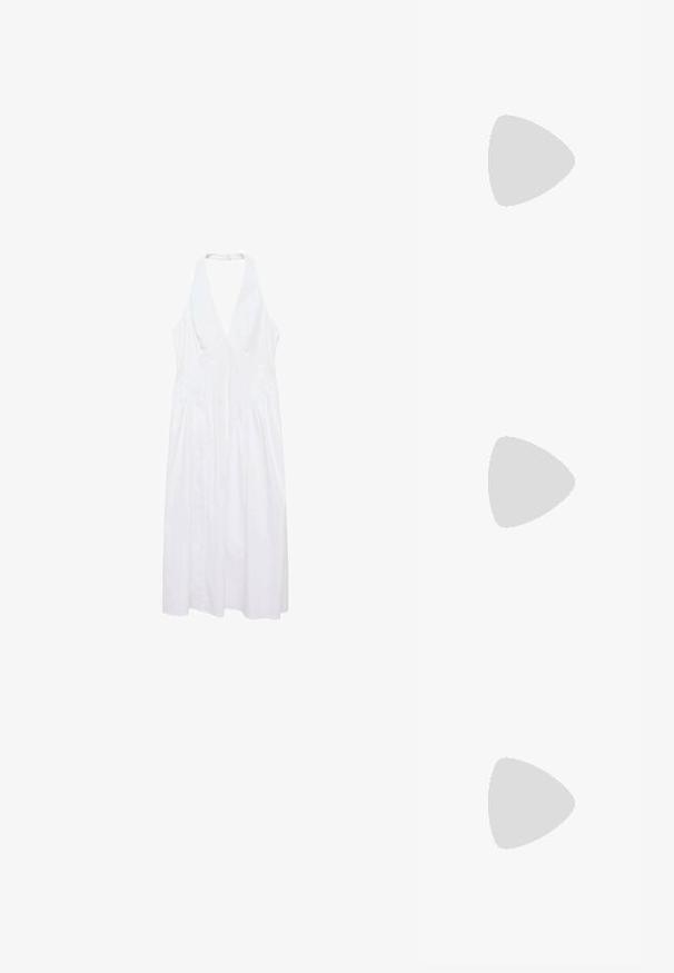 Vit ärmlös klänning med djup V-ringning, samlade sidor och en flödig A-linjeform. Tillverkad av lättviktsmaterial.; Bruna mocka öppna tåhälar med en böjd design, som har en låg stilettklack och släta, minimalistiska linjer.; Svarta överdimensionerade solglasögon med ovala linser, slät plastbåge och guldaccent på bågarna. Mörka linser ger solskydd.; Vävd halmhandväska med bambuhandtag, med en texturerad fransdesign i naturlig beige och en guldkedjestraps.