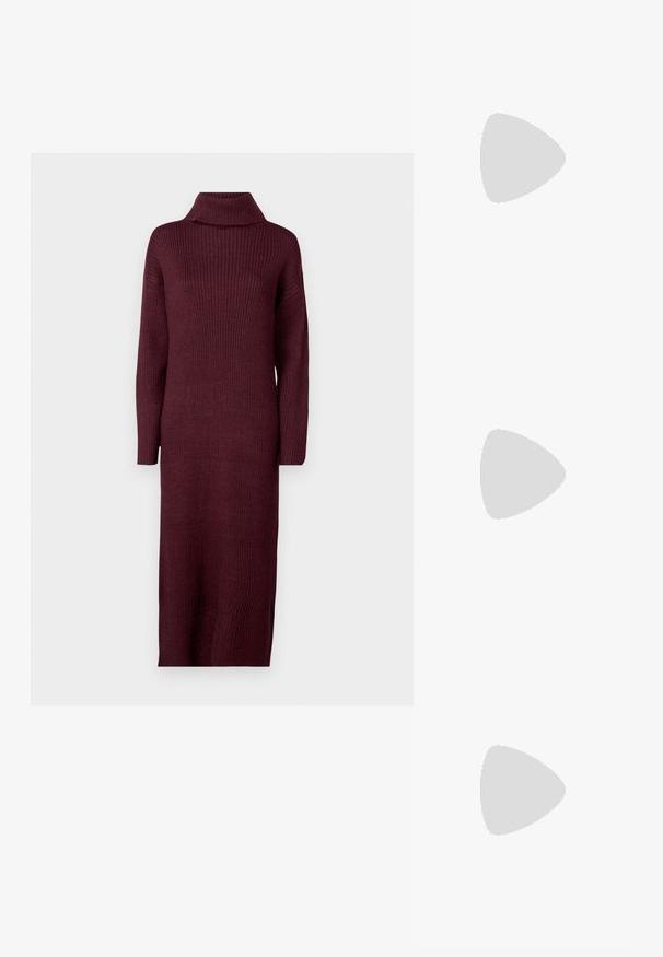 Lang ribbestrikka kjole i dyp burgunder med cowl-hals og lange ermer. Laget av strikkemateriale, designet for en tettsittende silhuett.; Sorte lakk lær slingback hæler med spiss tå, et avrundet utskjæringsdesign og blokkheel. Har en gulltone spenne som detalj.; Sorte oversized solbriller med gradient linser, tykke rammer og detaljering med gulltonekjede på tempelarmene.; Svart håndveske med strukturert form, jevn tekstur og metallisk lås. Kombinert med brede svarte bukser og sandaler med åpen tå på tregulv.