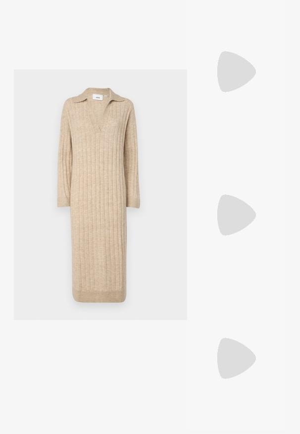 Abito lungo beige in maglina con texture a coste, dotato di colletto a polo e scollatura a V profonda. Maniche lunghe e lunghezza fino al ginocchio.; Stivali da cowboy in pelle marrone con punta affusolata e tacco a blocco, caratterizzati da dettagliati ricami e accenti rialzati sul gambale.; Piccola borsa a tracolla crema con finitura testurizzata, una lunga tracolla regolabile, un accento a catena e chiusura a patta. Dettagli in hardware dorato.; Orecchini a cerchio in argento con un design minimalista. Forma circolare, superficie liscia e profilo sottile. Leggeri con una finitura lucida.