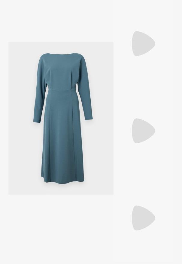 Pitkähihainen mekko turkoosista kankaasta, jossa on pyöreä pääntie, istuva yläosa ja laskeutuva hame, jossa on sauma edessä rakenteen luomiseksi.; Musta, kärjeltään terävä slingback-kengä, jossa on matala korko. Kengässä on sileä nahkamateriaali ja sivuilla leikkaukset hengittävyyttä varten.; Musta nahkainen olkalaukku, jossa on pehmeä rakenne, kolmion muoto ja säädettävä hihna, yhdistettynä vaaleansiniseen raidalliseen paitaan ja valkoisiin housuihin.; Hopepronssi metalliset korvakorut, joissa on sileä, kiiltävä pinta ja rakenteellinen, pyöristetty muotoilu. Varustettu käänteellisellä lukolla turvallista käyttöä varten.