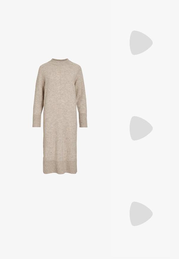 Világos bézs kötött ruha magas nyakkal, hosszú ujjakkal, bordázott mandzsettákkal és szegéllyel. Az anyag puha, texturált megjelenésű.; Fekete lakk bőr, hegyes orrú slingback cipő, boka pántokkal, ezüst csatokkal és hardverelemekkel, valamint karcsú sarkú.; Arany fémes kézi táska, strukturált dizájnnal, sima felülettel és állítható pánttal. Egyedi háromszög alakú, minimalistának mondható varrásokkal rendelkezik.; Aranyszínű fülbevalók, texturált, hullámos formákkal. Tartalmazza a szobrászati klipszes studokat és az open hoop kialakítást, kalapácsos felülettel.