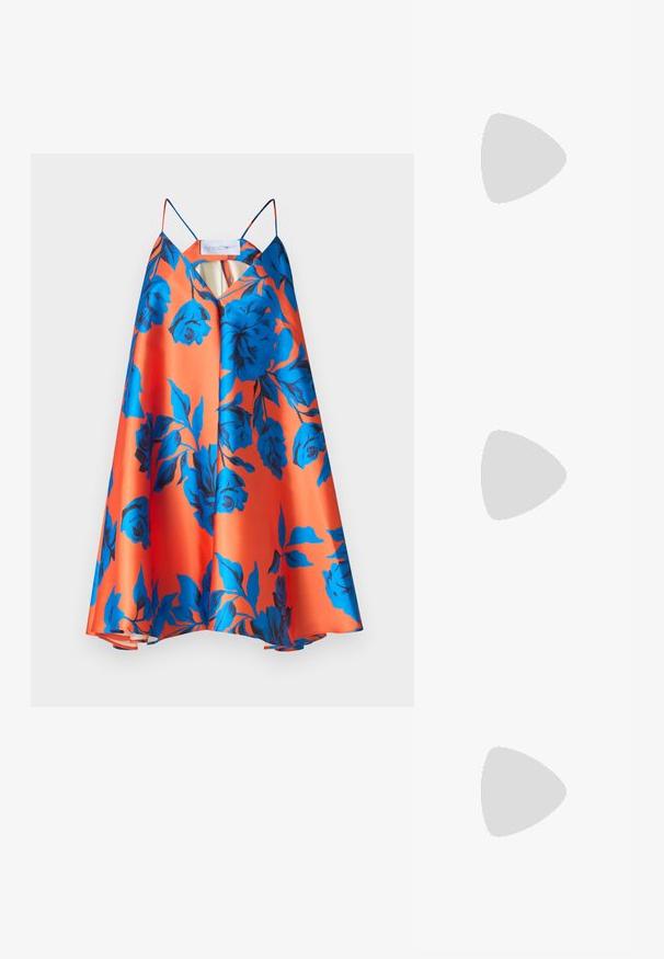 La robe florale en satin présente une base orange vibrante avec de grands motifs de roses bleues. Les bretelles spaghetti et le décolleté en V rehaussent le design.; Ballerines en cuir noir avec un nez pointu et une sangle latérale ornée d'un accent circulaire en or. Légères avec une semelle plate.; Sac bandoulière en cuir texturé beige avec un design d'aile en relief. Dispose d'une fermeture zippée et d'une bandoulière amovible avec lettres en creux.; Cadenas en forme de cœur en argent avec les inscriptions gravées "OUI" et "NON", finition polie, design symétrique et un robuste fermoir en métal.