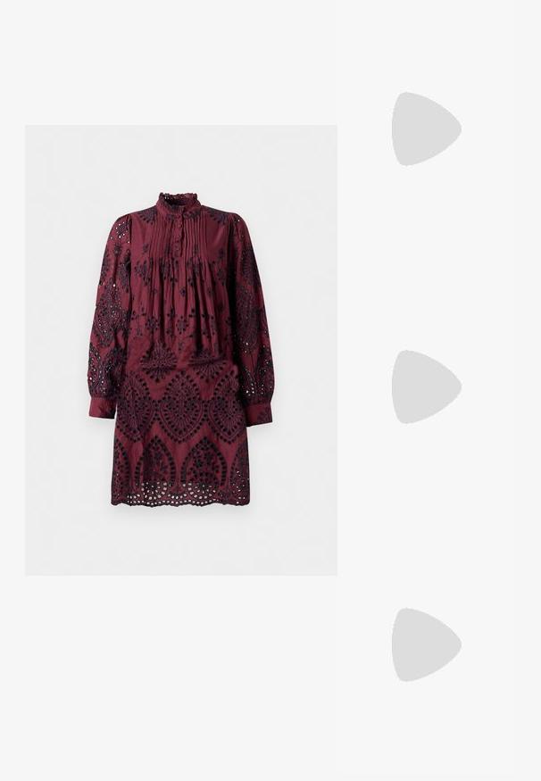 Bordo haljina s dugim rukavima, nabranim prednjim dijelom, volanima oko ovratnika i složenim crnim vezom. Izrezi u obliku rupica duž rubova.; Crna lakirana slingback cipela s izduženim vrhom, remenčićima oko gležnja s srebrnim kopčama i dijelovima, te vitkim potplatom.; Crna kožna torba s lukovitim oblikom, odvojivim remenom i zlatnim detaljima. Torba ima preklop s kopčom.; Naušnice zlatne boje s teksturiranim, valovitim oblicima. Uključuju skulpturalne kopče i dizajn otvorene kružnice s kovanom završnom obradom.