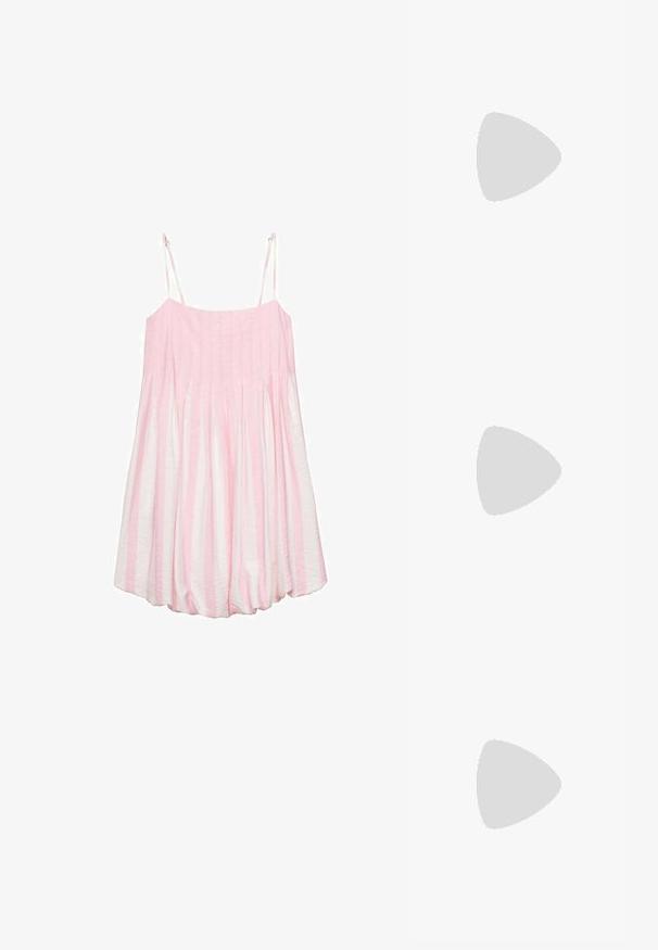 Vestido sin mangas a rayas rosas y blancas con textura fruncida, tejido ligero y tirantes ajustables. Diseño con parte inferior acampanada.; Camisa de manga larga hecha de un tejido ligero y transparente, que presenta un vibrante patrón abstracto multicolor en tonos de naranja, azul y morado.; Botín negro de cuero con superficie texturizada, punta redonda, diseño de cordones, costuras amarillas y una gruesa suela de plataforma negra estriada.; Bolso de mano con estampado de leopardo, de textura suave, con herrajes dorados y una correa de cuero negro; forma blanda y caída con parte superior curva.