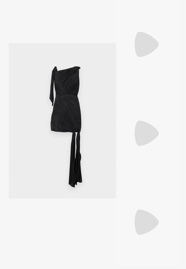 Vestido preto de um só ombro com textura plissada, silhueta ajustada e um laço na cintura. Tecido suave com caimento fluido.; Salto slingback em patente preta com bico apontado, apresentando um padrão de pele de cobra texturizado, tira ajustável e um salto bloco curto e texturizado.; Bolsa de ombro em couro preto com dois bolsos frontais, fivelas douradas, fecho de zíper e uma alça fina. Superfície texturizada e forma retangular compacta.; Brincos em tom de ouro com um cristal retangular claro pendurado abaixo de uma linha de pequenos acentos redondos claros. Design elegante e moderno.