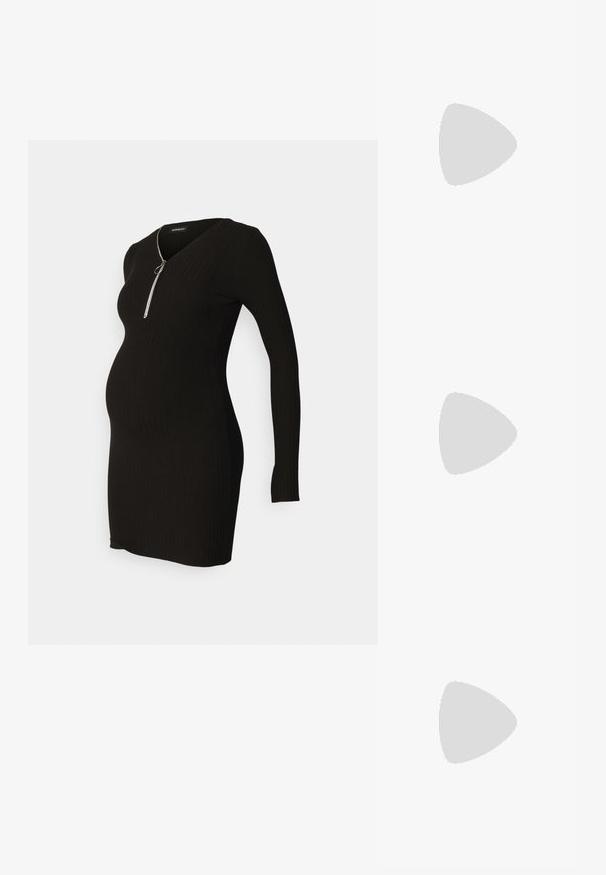 Rochie de maternitate neagră cu pliuri, cu decolteu în V și mâneci lungi, având un detaliu cu fermoar metalic pe față. Textură netedă, design ajustat.; Încălțăminte sportivă argintie și neagră, cu un superior din plasă și material sintetic, design voluminos și finisaj texturat. Dispune de un guler captusit și talpă din cauciuc.; Ochelari de soare negri cu rame dreptunghiulare, finisaj mat, lentile întunecate și brațe ușor curbate. Accente subtile cu logo pe o ramă.; Cercei rotunzi din argint cu un finisaj neted și strălucitor. Design ușor, având o formă rotundă și închidere cu tijă.