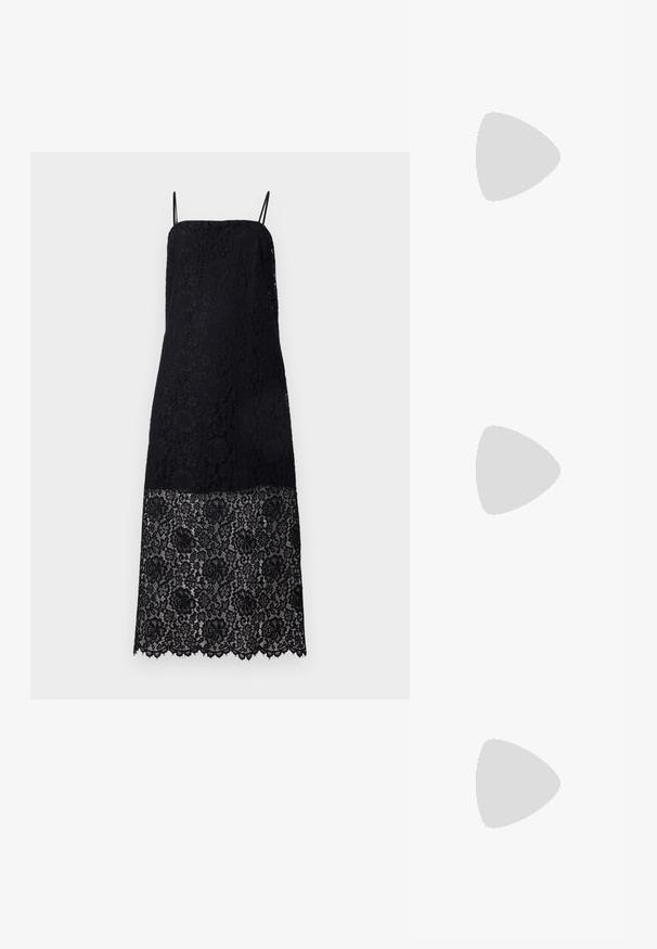 Schwarzes Spitzenkleid mit Spaghetti-Trägern, das mit filigranen Blumenmustern verziert ist. Der Saum ist gewellt und fügt dem Stoffdesign Detail hinzu.; Goldene, metallische Slingback-Absätze mit spitzem Zeh und dicker Ferse. Glatte Textur, minimalistisches Design und ein schmaler Riemen.; Schwarze Lederhandtasche mit geschwungener Form, abnehmbarem Tragegurt und goldenen Beschlägen. Die Tasche verfügt über einen Deckel mit einer Schnallen-Details.; Goldfarbener Metallarmreif mit fließendem, geschwungenem Design. Er verfügt an einem Ende über einen kleinen, auffälligen, silberfarbenen Akzent.