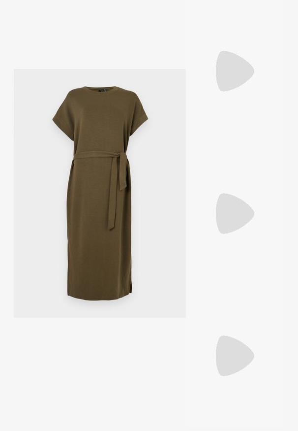 Olivově zelené šaty po kolena z měkké tkaniny s krátkými rukávy a páskem ze stejného materiálu v pase. Obsahují postranní rozparky pro snadný pohyb.; Kovové zlaté pantofle na podpatku s špičatou špičkou a masivním podpatkem. Hladký povrch, minimalisticý design a úzký pásek.; Černá kožená kabelka s křivkovým tvarem, odnímatelným popruhem a zlatými detaily. Kabelka má klopu s přezkou.; Náušnice ve zlatém tónu z kovu s elegantním zakřiveným designem. Vyznačují se jedinečným špičatým tvarem, lesklým povrchem a závěsem na kloub.