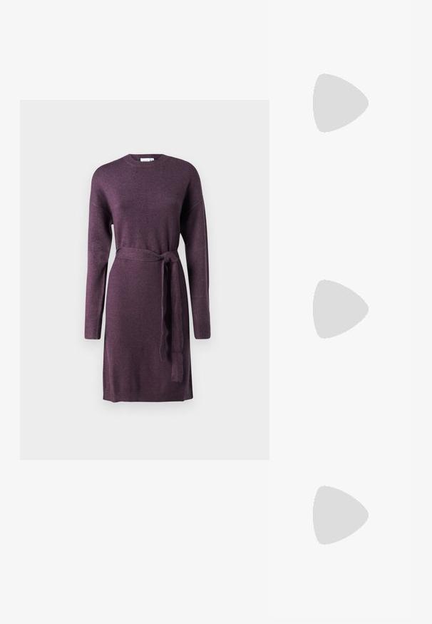 Μωβ πλεκτό φόρεμα με στρογγυλή λαιμόκοψη, μακριά μανίκια και ταιριαστό ζωνάκι που δένει στη μέση. Λείο ύφασμα και εφαρμοστή γραμμή.; Μαύρες ψηλοτάκουνες σάντλας με πολλαπλές διασταυρούμενες λωρίδες. Λείο υλικό, μυτερή μύτη και στενός τακούνι. Ρυθμιζόμενη λωρίδα στον αστράγαλο με αγκράφα.; Καφέ γυαλιά ηλίου σε σχήμα vintage cat-eye με καφέ φακούς. Διαθέτουν καμπύλες κροταφίδες με κόκκινες λεπτομέρειες.; Χρυσά σκουλαρίκια κρίκοι με ομαλή, γυαλιστερή επιφάνεια. Κυκλικός σχεδιασμός που διαθέτει μια μικρή βάση και διαφανή στήριξη για ασφαλή χρήση.