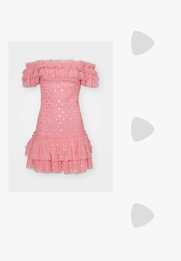 Rožinė off-shoulder suknelė su raukiniais ant rankovių, susiraukšlėjęs liemuo ir sluoksniuotą raukinių sijoną su blizgiais auksiniais akcentais.; Balti slingback kulniukai su smailiu pirštu, lygia viršutine medžiaga, žemu blokuotu kulnu ir šoniniu išpjovimu su reguliuojamu sagtimi.; Apskriti saulės akiniai su tamsiais objektyvais ir auksiniais rėmeliais. Modelis vilki šviesiai mėlyną, raukinį kardiganą su mygtukais ir kontrastingomis baltomis rankovėmis.; Michael Kors rankinė smėlio spalvos dengto kanvoje su pakartotiniu MK logotipo raštu, auksinėmis detalėmis ir nuimamu grandininiu dirželiu.