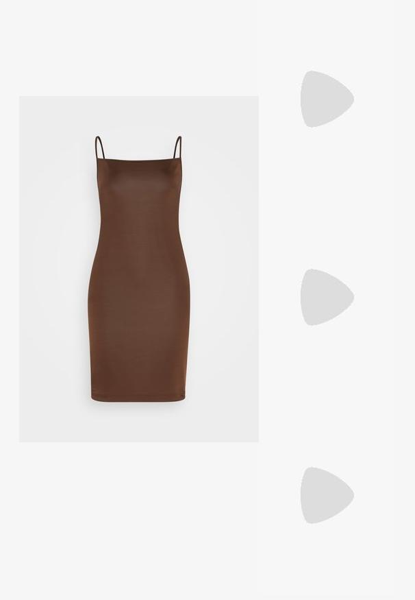 Satin smeđi midi haljina s tankim trakama, prilagođenog kroja i glatke teksture; bez vidljivih uzoraka ili ukrasa.; Crna lakirana kožna slingback štikla s oštrim vrhom, pravokutnim blok petom i akcentima od zlatne boje.; Crna kožna torba s lukovitim oblikom, odvojivim remenom i zlatnim detaljima. Torba ima preklop s kopčom.; Set od 16 srebrnih narukvica različitih tekstura, uključujući glatke, uvrnute i perlate uzorke, raspoređene u četiri reda na bijeloj pozadini.