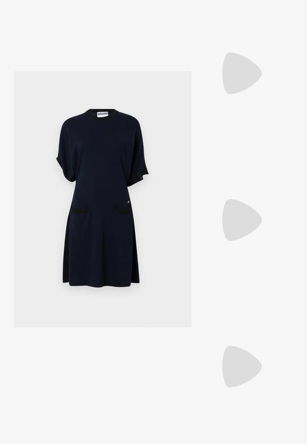 Námornícka bavlnená šaty s čiernymi akcentmi, krátkymi rukávmi, dvoma prednými vreckami, okrúhlym výstrihom a voľným strihom. Prítomný zlatý detail.; Čierne lakované kožené slingback lodičky s špicatou špičkou, štíhlým podpätkom a jemným výrezom. Obsahuje zlatú pracku na remienku.; Prešívaná krémová kabelka so zlatým logom, obsahujúca reťaz a kožený popruh. Štruktúrovaný dizajn a hladká textúra s diagonálnym prešívaním.; Čierne látkové rukavice s elegantným, dlhým dizajnom, zdobené vzorom krémových polmesiacov. Hladký povrch s prispôsobenými prstami.