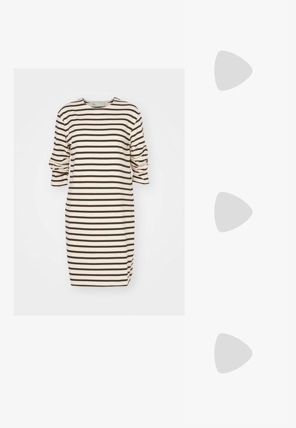 Rochie cu dungi în crem și maro, cu un gât rotund și mâneci până la trei sferturi, cu un detaliu plisat la mansete.; Tory Burch MELLOW MARY JANE - Papuci - perfect black/gold; Geantă de mână neagră din piele texturată, cu un model în diamant, curea din lanț cu ton auriu și un mânere superior cu o închidere cu clapetă embosată cu logo.; Cerceii cu studs florali de aur au un centru texturat de culoare neagră și detalii delicate. Pielea clară a modelului și părul împletit sunt vizibile în profil.