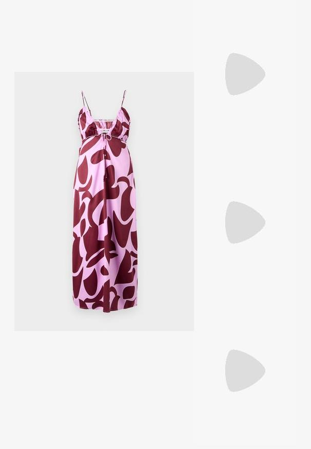 Rochie maxi cu bretele subțiri, cu un fond roz și modele abstracte mari de burgundy, realizată dintr-un material neted, cu o croială lejeră.; Sandale negre cu toc, cu mai multe curele încrucișate. Material neted, vârf ascuțit și toc subțire. Curea ajustabilă la gleznă cu cataramă.; Geantă de mână din piele neagră, cu clapetă și un detaliu din metal auriu. Include o curea neagră și un design elegant, minimalist.; Cercei cercuri din aur cu un finisaj neted și strălucitor. Design circular cu un mic suport și un spate transparent pentru o purtare sigură.