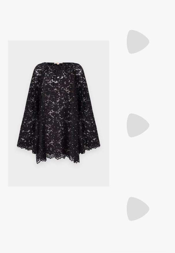 Μαύρο δαντελένιο πόντσο με οδοντωτή περικοπή, διακοσμημένο με συγκεντρωμένο λαιμό και περίπλοκα floral μοτίβα. Σημειακές διακοσμήσεις σε όλο το υλικό.; Lauren Ralph Lauren ADRIENNE - Κλασικές γόβες - deep saddle tan; Καφέ σουέτ τσάντα tote με διπλούς χειρολαβές, λουρί κλεισίμα�τος με κουμπί και χαλαρή, ελαφρώς στραβωμένη σιλουέτα.; Χρυσά σκουλαρίκια με ρέουσα, καμπυλωτή σχεδίαση. Κάθε σκουλαρίκι διαθέτει λεία επιφάνεια και ένα μικρό κούμπωμα με διακοσμητική λεπτομέρεια.