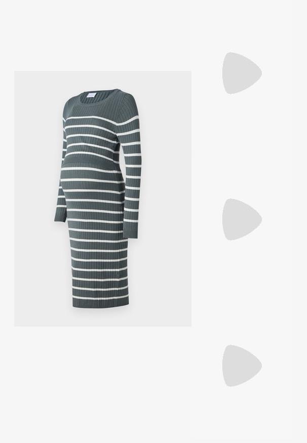 Vestito premaman a righe in verde scuro e bianco. Presenta una texture a costine, scollatura a girocollo, maniche lunghe e una silhouette aderente per il comfort.; Sandalo nero con cinturini, dalla punta squadrata e tacco basso a blocco. Presenta diversi cinturini sottili e una cinturini regolabile alla caviglia. Realizzato in pelle liscia.; Borsa a tracolla nera in pelle con una texture liscia, forma rettangolare e dettaglio in catena metallica sul davanti. Inclusa una tracolla regolabile.; Orecchini a goccia in argento con perno quadrato, caratterizzati da una finitura liscia e lucidata e da una forma a goccia, che riflettono la luce grazie a una superficie lucida.