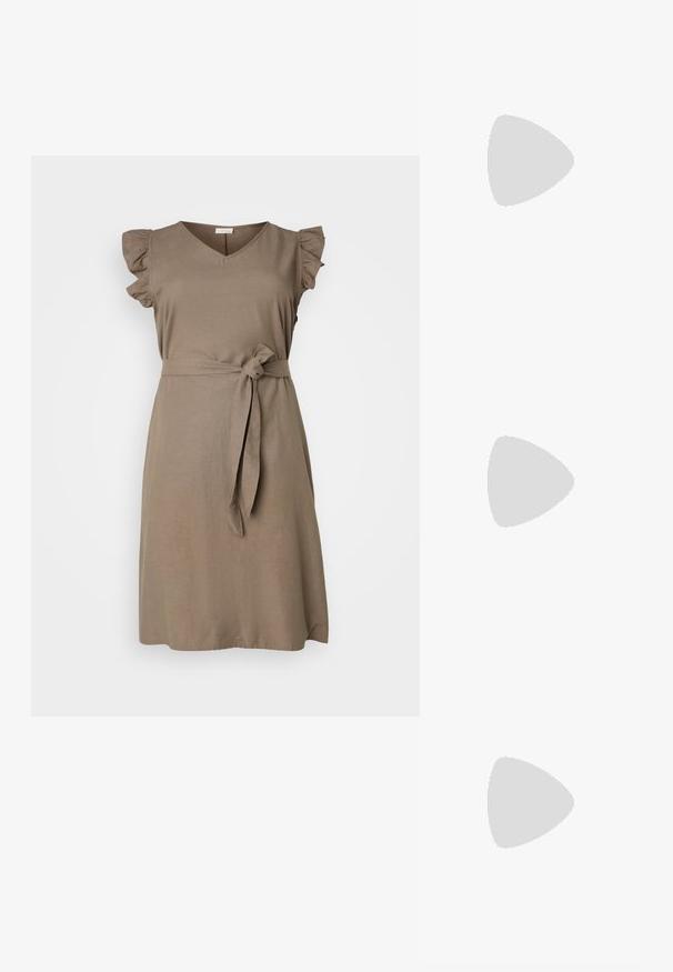 ONLY Carmakoma CARJUPITER LIFE FRILL DRESS  - Kasdienė suknelė - walnut; Auksiniai, metaliniai slingback aukštakulniai bateliai su smailiu pirštu ir masyviu kulnu. Lygus paviršius, minimalizmo dizainas ir siaura juostelė.; Juodas odinis krepšys su išlenkta forma, nuimamu dirželiu ir auksiniais detalėmis. Krepšys turi kilpą su sagtimi.; Auksinės spalvos žiedas, turintis organišką, sukimosi dizainą su lygiu paviršiumi ir siaurėjančiais galais, sukuriantis modernią skulptūrinę išvaizdą.