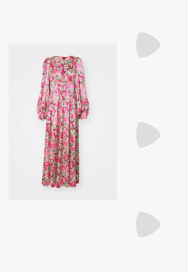 HUGO KWEEN - Robe longue - mehrfarbig; Slingback noir à bout pointu avec un petit talon, en cuir lisse et doté d'un design découpé sur le côté pour plus de respirabilité.; Sac à main en cuir blanc avec une forme courbée, arborant un logo "CK" embossé à l'avant et une seule bandoulière. Fermeture à glissière en haut.; Trois anneaux en métal : un en or rose, un en or avec des accents texturés, et un en argent, tous avec une gravure de marque à l'intérieur de la bande.