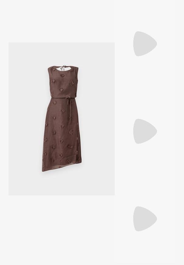 Brun kjole lavet af struktureret stof med broderede blomster mønstre, en rund halsudskæring med bindebånd bagpå og en indsnævret talje med et bælte.; Sorte læder slingback hæle med spids tå, der har en slank hæl og en guldfarvet detalje på den justerbare rem. Glat tekstur.; Sort læderhåndtaske med en struktureret design, der har en kortet form, tophåndtag og guld hardware-accenter. Justerbar skulderrem inkluderet.; Sølv hoops øreringe med et glat, buet design. Har en skinnende metallisk finish og studs-lukning. Ingen synlige mønstre eller accenter.