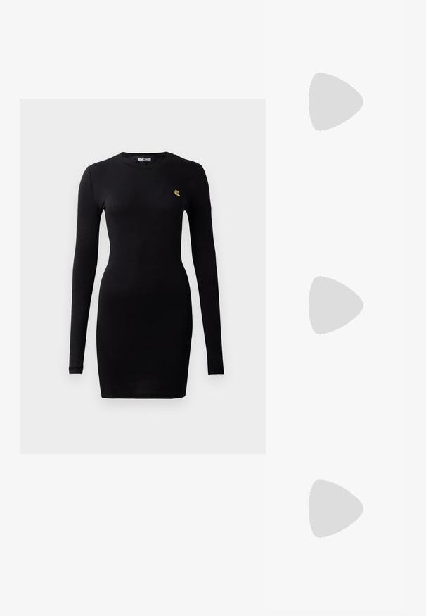 Čierne dlhé šaty s dlhým rukávom vyrobené z mäkkého bavlneného materiálu. Majú priliehavý strih a malé zlaté logo na hrudi.; Čierne lakované kožené muly na vysokom opätku s špicatou špičkou a elegantným siluetou, ktoré majú otvorenú zadnú časť a štíhly opätok typu stiletto.; Čierna kožená kabelka s zakriveným dizajnom, doplnená striebornými cvočkami, prackou a dvoma bočnými vreckami. Nastaviteľný popruh poskytuje rôzne možnosti nosenia.; Zelené akrylové kruhové náušnice v osmiuholníkovom tvare s fazetovanými hranami, vybavené kovovým uzáverom na zabezpečenie.