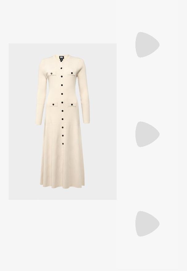 DKNY DRESS - Pulóverruha - talco; Fekete magas sarkú szandálok vékony pántokkal, csomózott mintával, sima négyzetes orral és karcsú stiletto sarkal rendelkeznek.; Világosszürke fémes kézitáska lánc pánttal, kis kör alakú fém kifinomult díszítéssel és háromszög alakú márkagéppel.; Ezüst fém fülbevalók sima, csepp alakú formával és fényes felülettel. Finom gravírozások teszik részletessé. Minimalista dizájn.