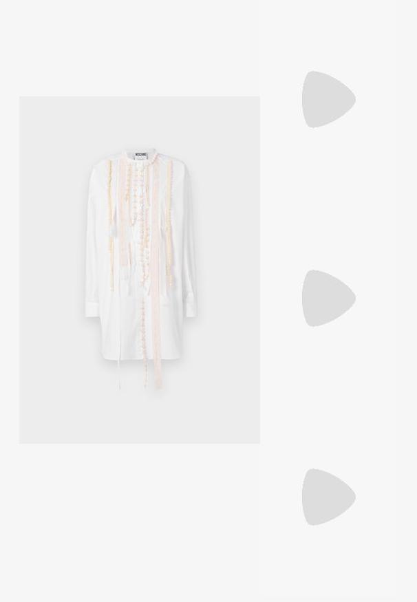 Valge särk, millel on keerukas virsiku tooni tikand ja langevad kaunistused, pikad varrukad ja lõdva istuvusega disain.; Beige ja valge massaaz sneakers, lainelise paksu tallaga, oliivroheliste aktsentide, nööride ja väikese kuldse brändi ehega külgedel, hallil ühetoonilisel taustal.; Mustast nahast klamberkott kuldse kettrihmaga, millel on sile tekstuur, ristkülikuline kuju ja esiküljel reljeefne brändingu märk.; Kuldtoonilised metallist rõngas kõrvarõngad, millel on kõver ja piklik kuju. Omavad siledat, läikivat pinda ja ümarat tipptugevdust, mis lisab detaili.